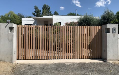 Portail coulissant sur mesure en inox et bois de cèdre